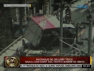 24 Oras: Pagtagilid ng delivery truck, nahuli-cam gamit ang traffic mirror ng MMDA