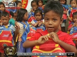 Batang Manobo, ipinagsasagwan ang mga kaibigan at kamag-aral na papasok sa eskwela