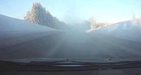 Un automobiliste aveuglé par un petit nuage se fait surprendre!