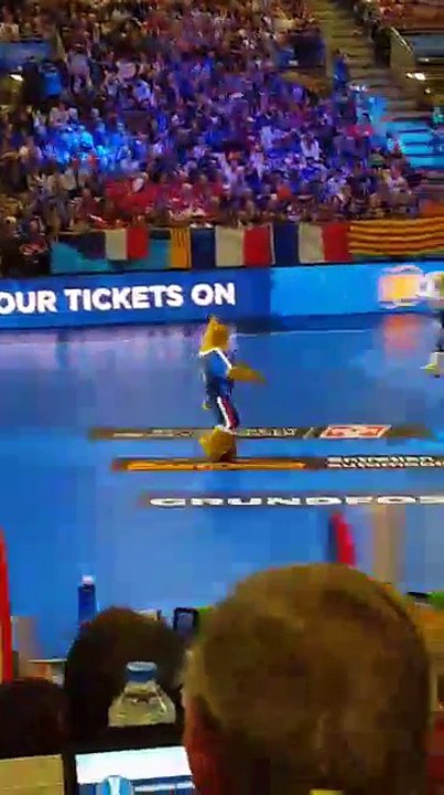 Mondial 2017 | On se rapproche du coup d'envoi du France-Norvège. Les mascottes Rok et Koolette sont de la partie.