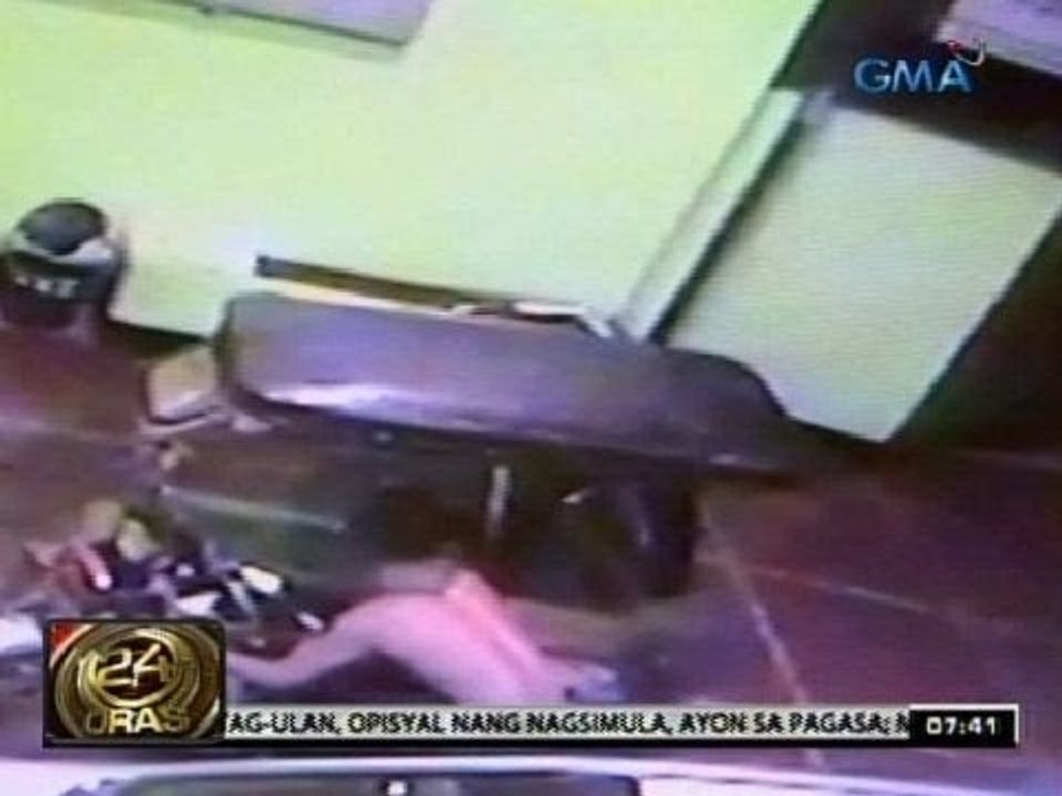 24 Oras: Pagnanakaw ng dalawang lalaki sa mga piyesa ng isang tricycle, na-huli cam