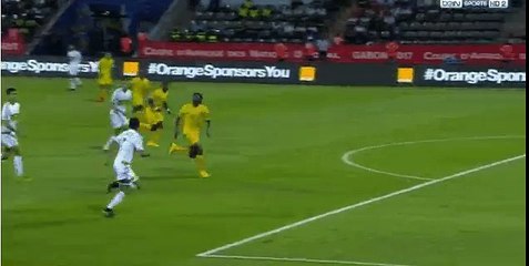 L'incroyable penalty non sifflé pour Mahrez !