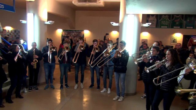 Avant Elan Béarnais - CSP Limoges, l'Harmonie de Pomarez fait monter l'ambiance avec Dans les yeux d'Emilie