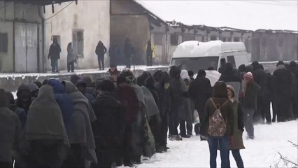 مئات اللاجئين محاصرون بمستودعات مهجورة في بلغراد