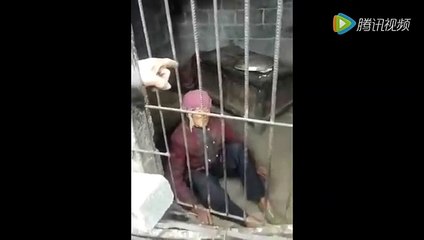 Une arrière-grand-mère de 92 ans vit emprisonnée dans une cage pendant des années...