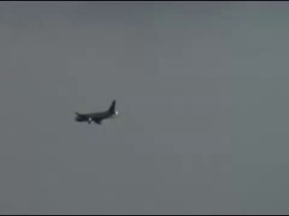 Un avion frappé de plein fouet par la foudre