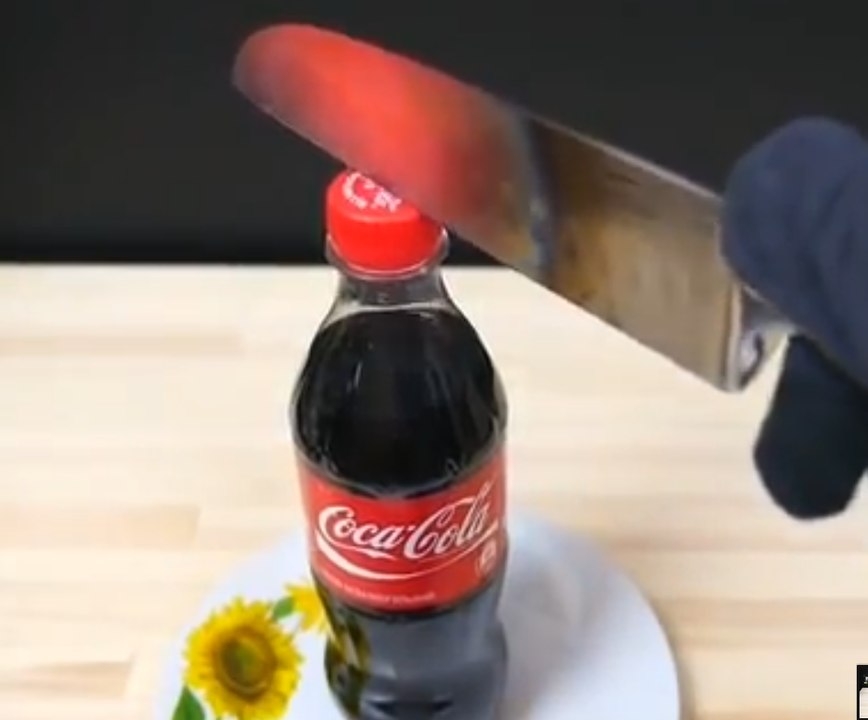 Expérience Glowing ce qui arrive quand vous mettez une température de couteau de 1000 °C dans une bouteille de Coca-Cola