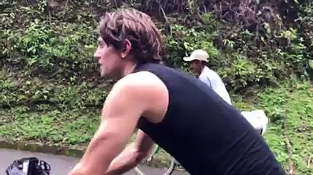 Des triathlètes humiliés par un paysan à vélo