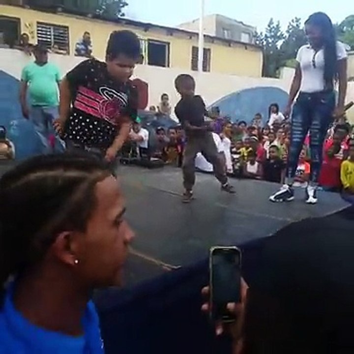 Gordito se roba el show en actividad con el tema de Bulin 47 COMANDO