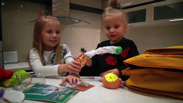 ПРАНК Рюкзаком над Алисой и Николь от Старшей сестры - Что в РЮКЗАКЕ у СТАРШЕЙ СЕСТРЫ КАКАШКИ