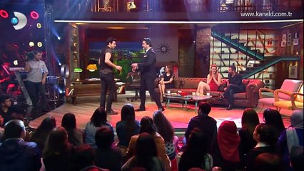 Eşine evlilik teklifini geç de olsa Beyaz Show'da yaptı!