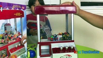 Thomas and Friends Surprise Toys Challenge The Claw Arcade Crane Game Thomas Minis Kinder Egg