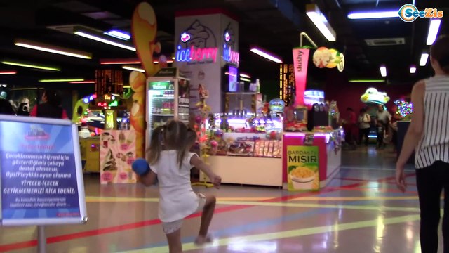 Видео для детей. Ярослава с Покойо в Детском Развлекательном Центре. Pocoyo Toys