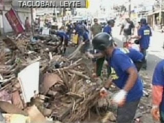 24 Oras: Mga sinalanta at maging mga taga-MMDA, tulong-tulong sa paglilinis