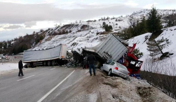 Afyonkarahisar'da zincirleme kaza: 11 araç birbirine girdi