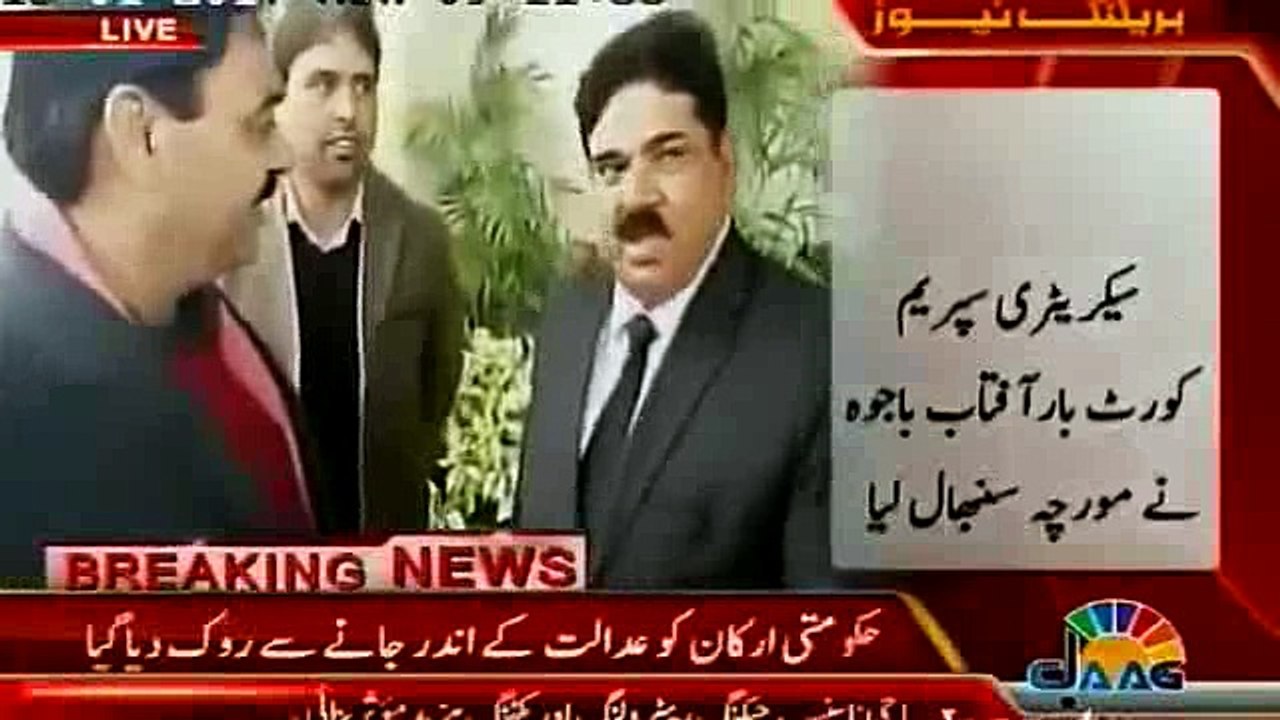 Supreme Court  Bar's secretary stops govt members from entering into court , as hearing of Panama Leaks case begins shor