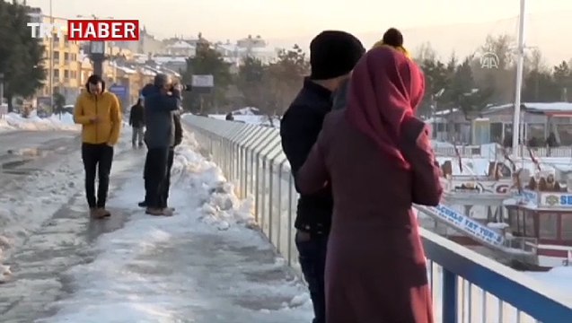 Buz tutan Beyşehir Gölü'nde tehlikeli yürüyüş