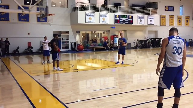 Stephen Curry met un 47 sur 50 à 3 points