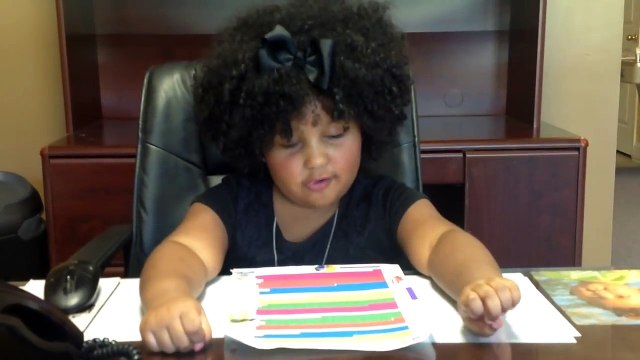 Cette petite fille de 4 ans lit un discours du niveau d'un collège