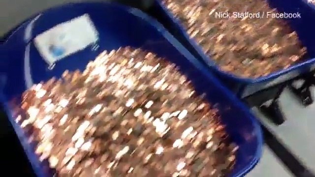 Très remonté, contre le système, cet homme paye la taxe sur ses voitures avec des pièces de monnaie.