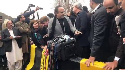 Скачать видео: Imran Khan's Media Talk Outside Supreme Court After Panama Hearing 16.01.2017