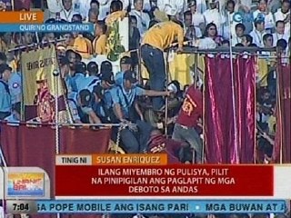 UB: Ilang miyembro ng pulisya, pilit na pinipigilan ang paglapit ng mga deboto sa andas