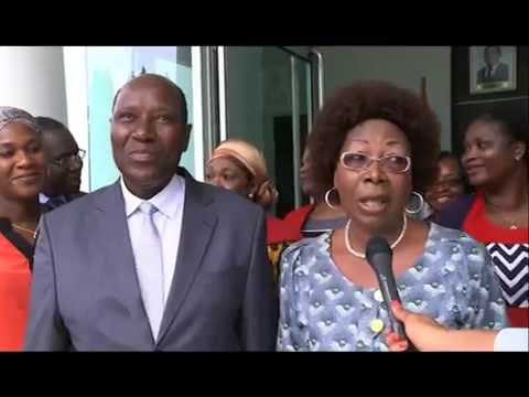 RTI1/‪Primature : Kablan Duncan reçoit l’annuaire du compendium des femmes compétentes‬