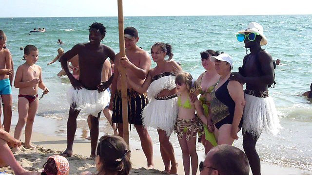 море негры фоткаются возле моря