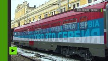 Le train serbe décoré de symboles nationaux arrêté à la frontière du Kosovo