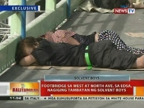 BT: Footbridge sa West at North Ave. sa EDSA, nagiging tambayan ng solvent boys