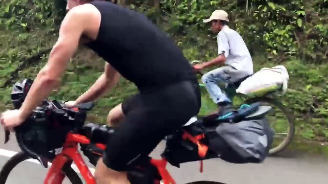 Deux triathlètes à vélo ridiculisés par un vieux fermier colombien