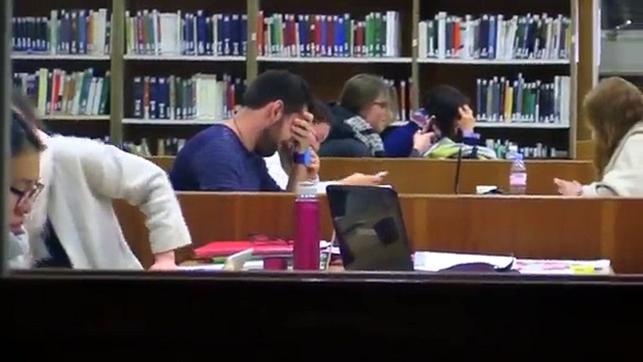 Ecouteurs mals branchés à la bibliothèque !