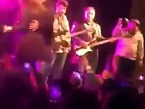 That's how Atif Aslam saved a girl from being harassed. Hats off to Atif Aslam