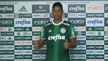 Zagueiro deixa Corinthians no passado e cita 'Nego drama' em apresentação no Palmeiras