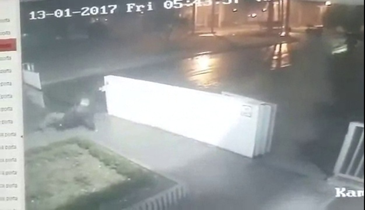 Un homme chute sur le verglas. Les secours arrivent...