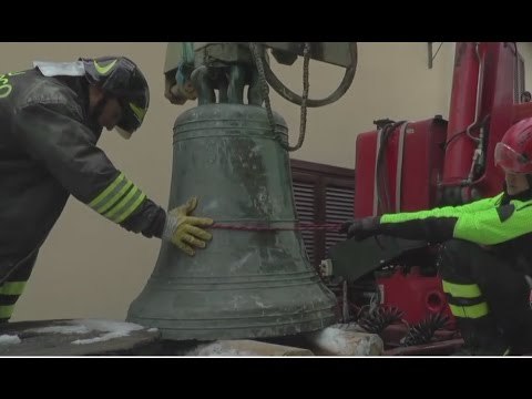 Norcia (PG) - Terremoto, recupero campana chiesa S.Maria degli Angeli (16.01.17)