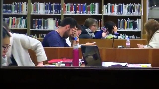 Quand t'as mal branché tes écouteurs à la bibliothèque - Blague énorme