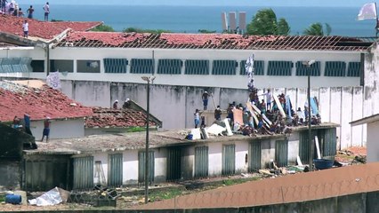 Presos ocupan techo de prisión de Brasil tras masacre