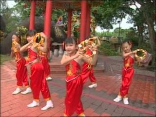 [小千金] 嘻嘻哈哈过新年 -- 送你一个大年糕 (Official MV)