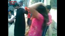 دو بنگالی لڑکیوں نے سڑک پر لڑتے لڑتے ایک دوسرے کے کپڑے پھاڑ دیئے