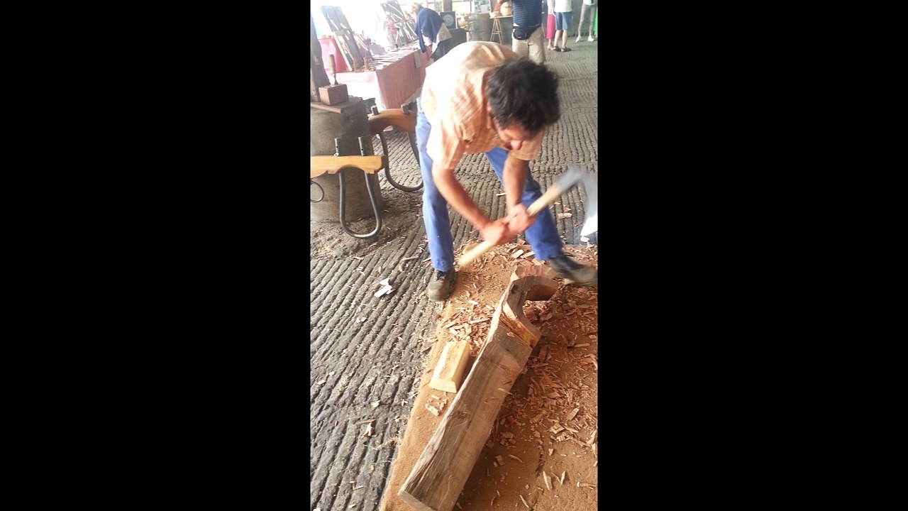 Partie 1 Taille de jougs de boeufs à la fête des boeufs de travail, Maillezais (85) 10 Août 2016