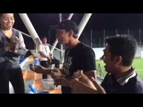 FTW: Azkals Coach Thomas Dooley tries balut