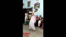کالج کی لڑکی سب کے سامنے کیسا ڈانس کر رہی ہے  دیکھ کر مزا نہ آئے تو پھر کھنا