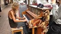 Colocaram um piano em um lugar público e mendigo pediu para tocar, veja que lindo.