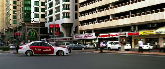 Police in Nissan GTR VS McLaren