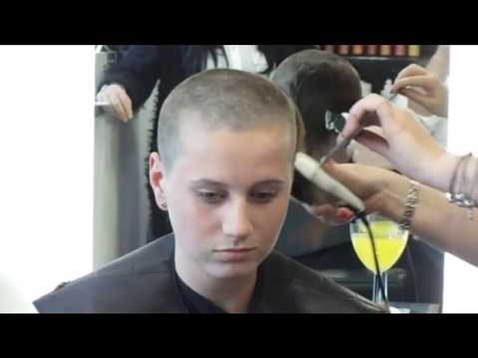 Teenage girl shaved her head bald for cancer research