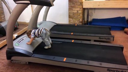 küçük bebeğin koşu bandı macerası