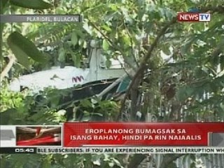 QRT: Eroplanong bumagsak sa isang bahay, hindi pa rin naiaalis