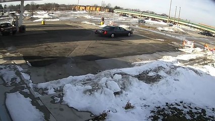Un réservoir sort du sol à une station-service