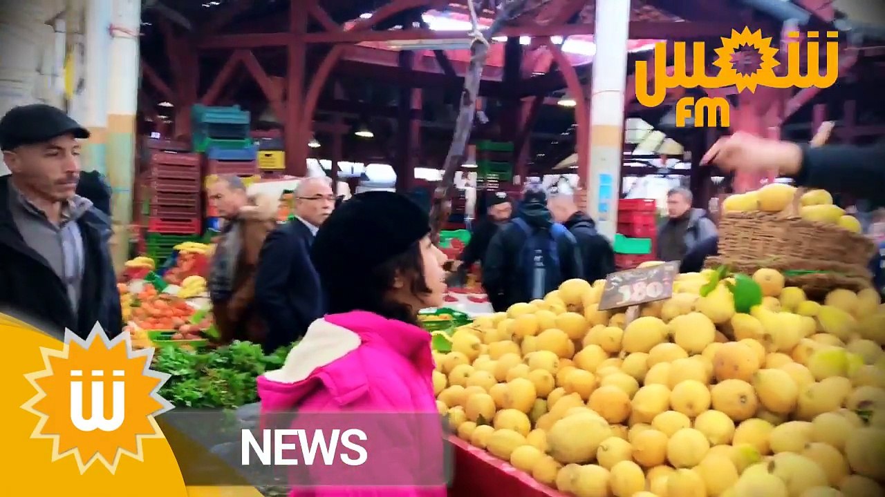 Une touriste allemande tente de vendre des fruits au marché central de Tunis